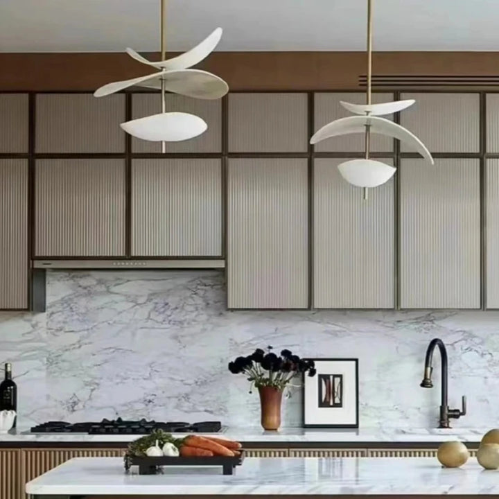 Lámpara de araña de pétalos moderna de diseño simple con superficie curva francesa para restaurante, dormitorio, luces colgantes artísticas de lujo, protección para los ojos