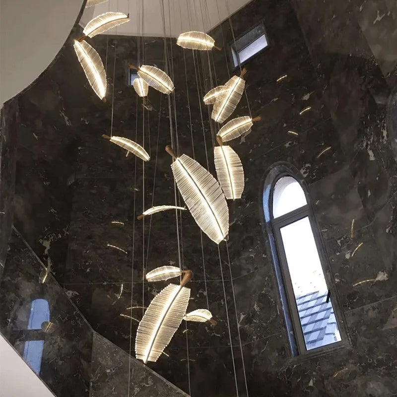 Lámpara de araña LED de lujo con forma de hoja de cristal y plumas, estilo creativo, giratoria, para escalera, para sala de estar y comedor.