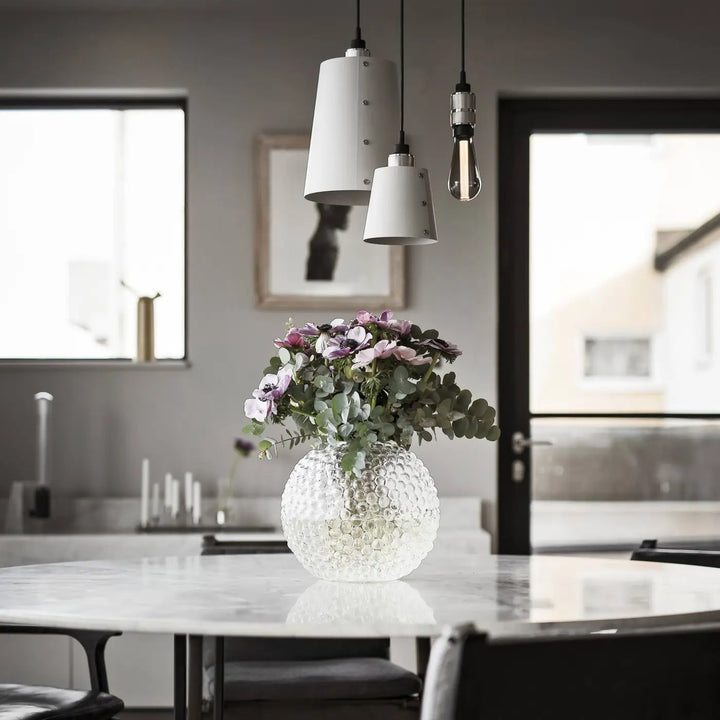 Abat-jour Hooked Small et Large coloris pierre dans un intérieur