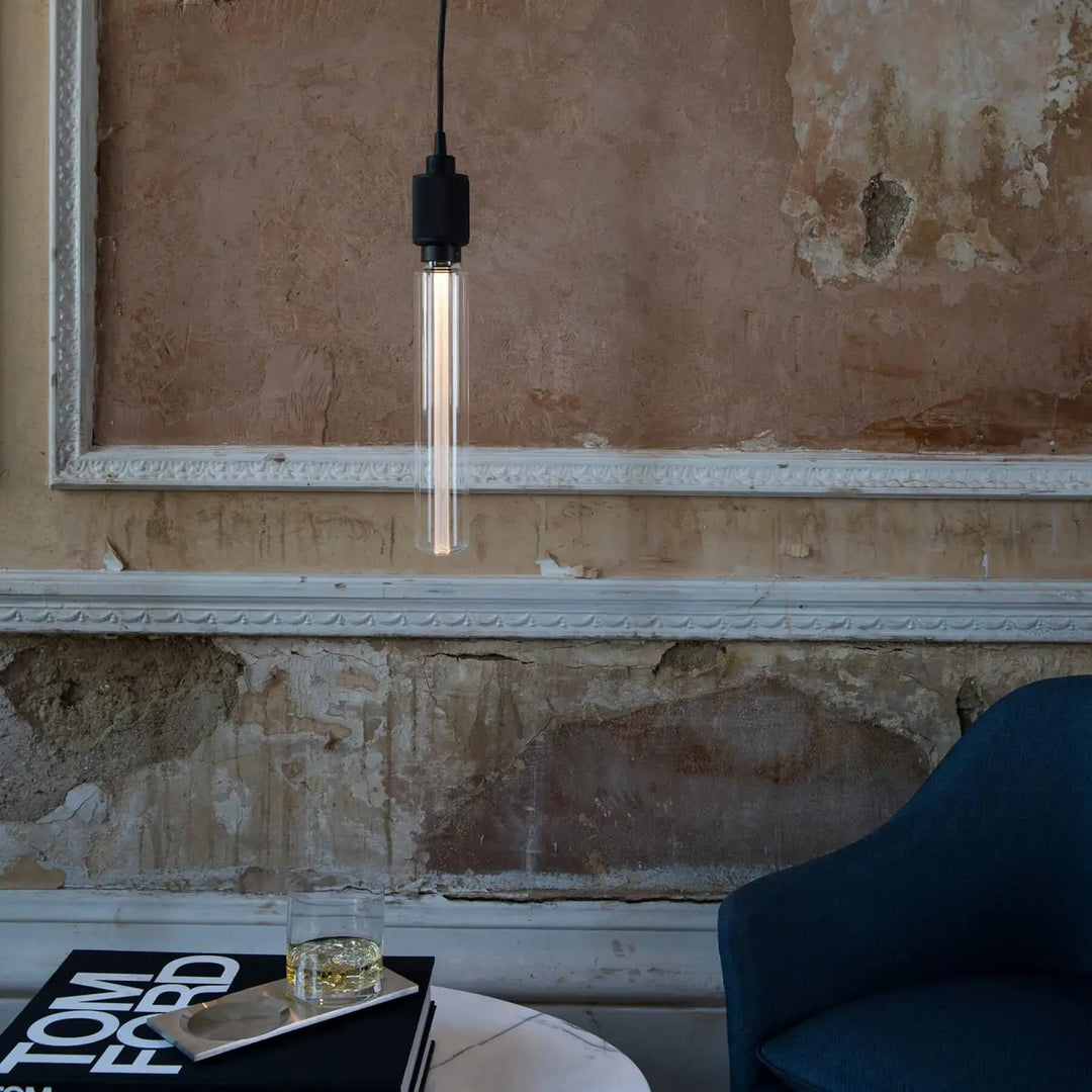 Ampoule LED Buster Bulb Tube transparente dans un intérieur