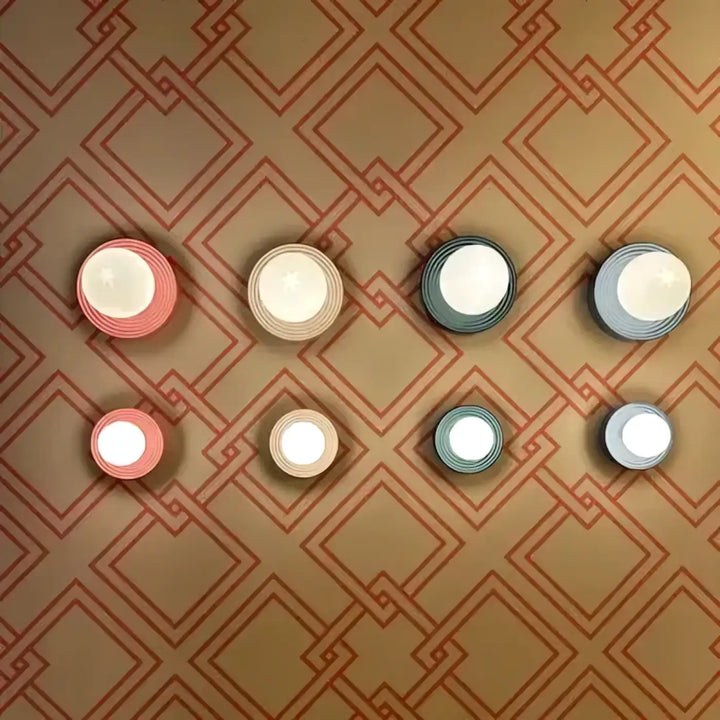 Set de huit appliques murales alicia modernes en pastel avec anneaux circulaires concentriques et diffuseurs en verre dépoli