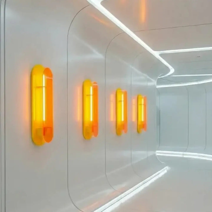 Applique murale andy orange translucide avec design moderne pour elements lighting inspiré du pop art
