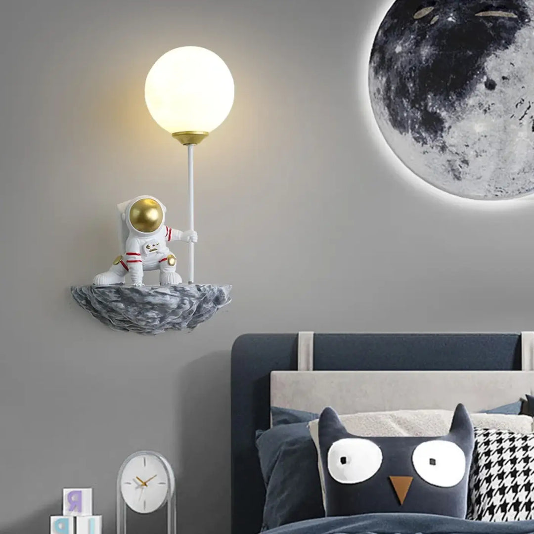 Applique astronaute design original avec lampe sphère