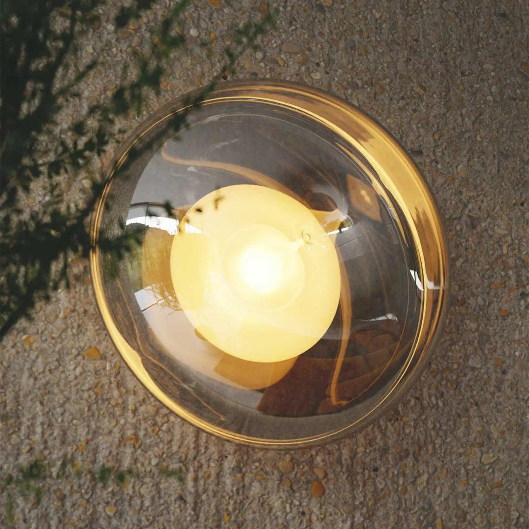 Applique murale bond avec bougie led chaude dans un globe en verre superposés à bord doré style contemporain