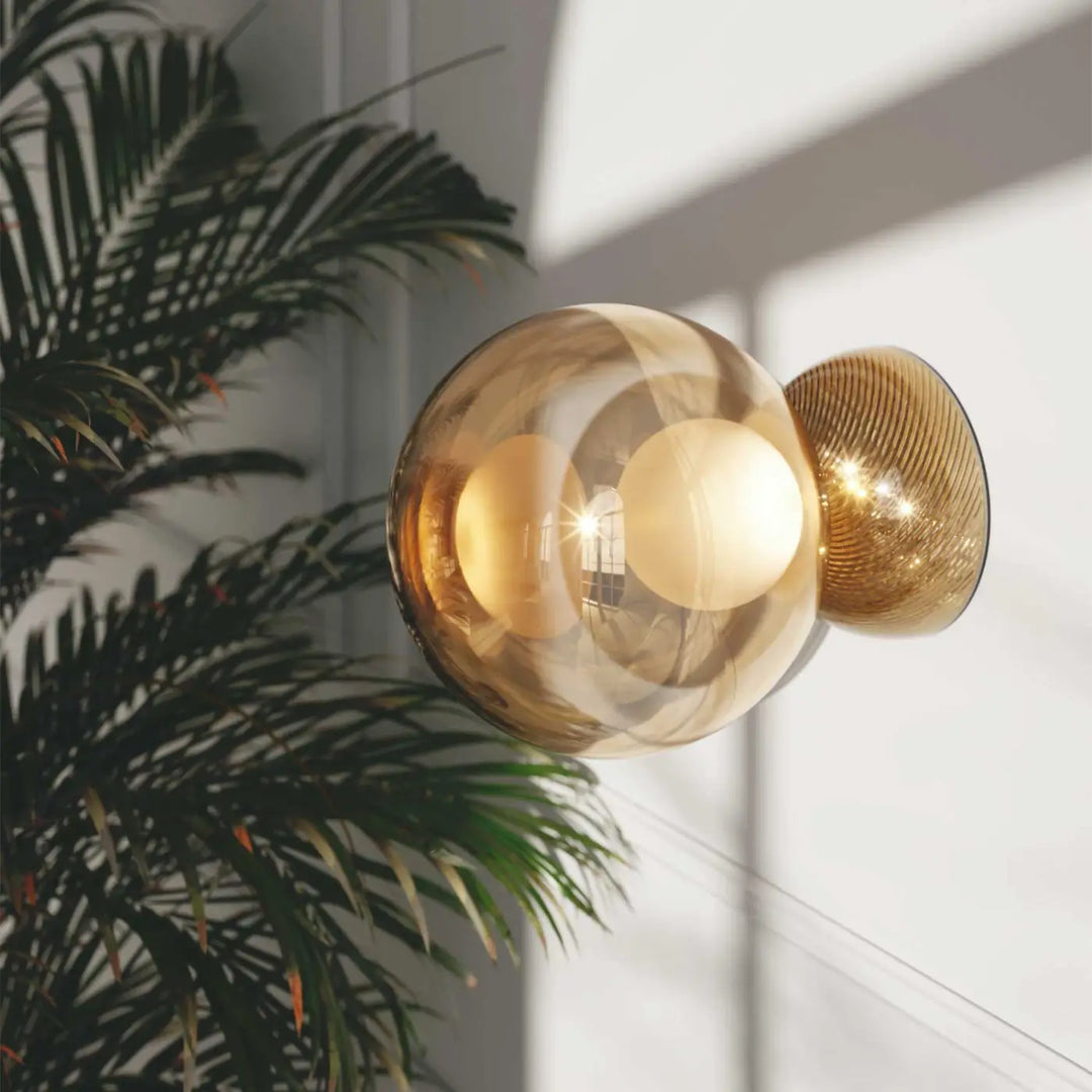 Applique murale charme en verre sablé ambre avec base texturée dorée et globe mural à sphère design moderne