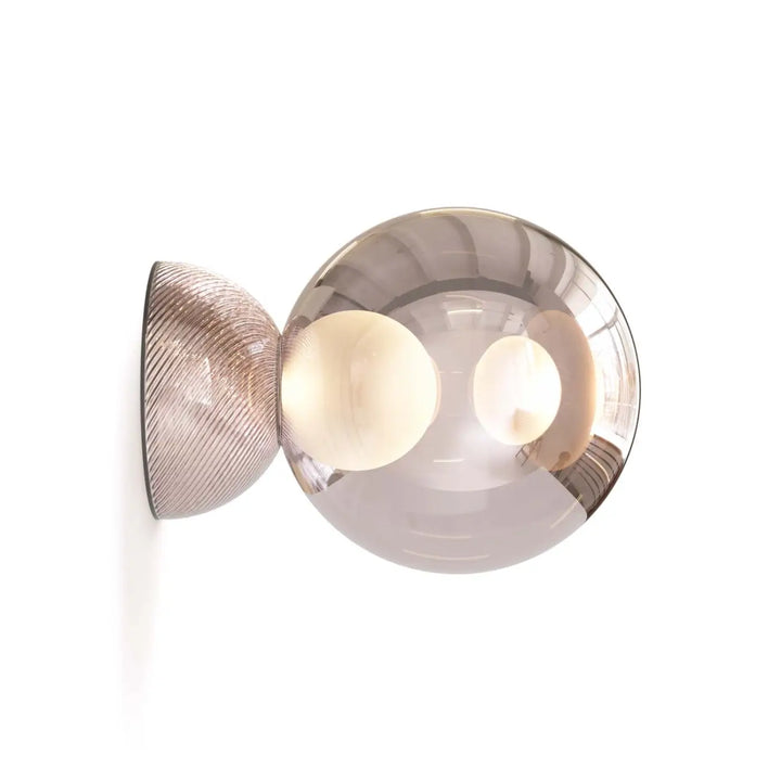 Applique murale charm avec globe mural en verre sablé fumé et base métallique brossée à deux ampoules chaleureuses