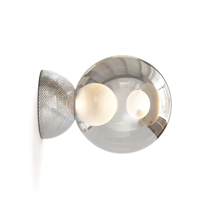 Applique murale charm en chrome avec globe mural en verre sablé et plaque métallique texturée moderne