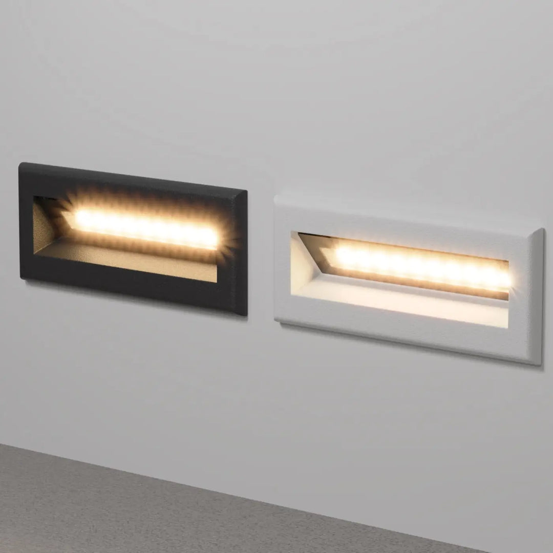 Deux appliques encastrables bosca rectangulaires noire et blanche avec bande led chaude pour éclairage d’une allée