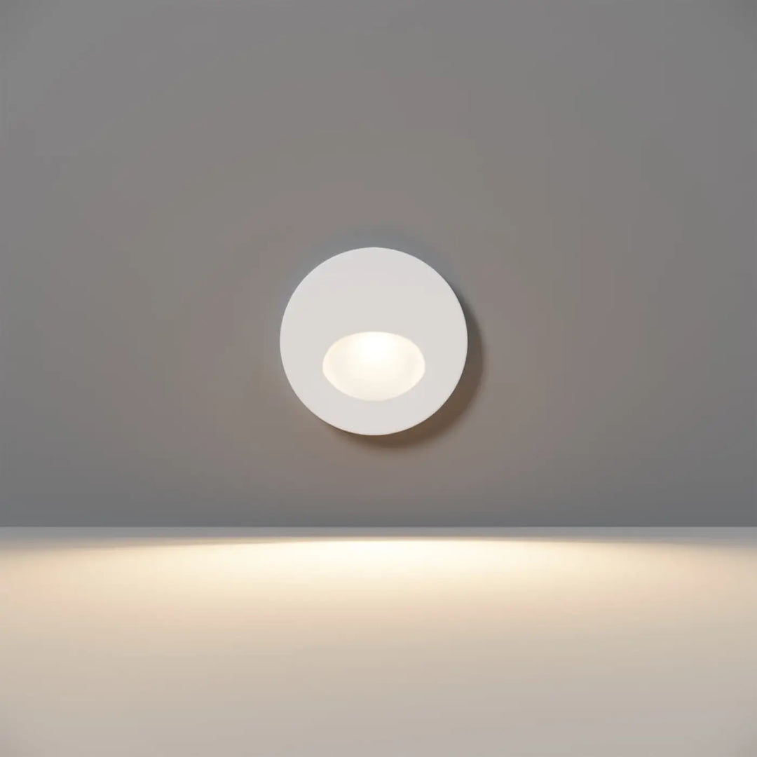 Applique encastrée extérieure blanche avec lumière douce émise par un éclairage encastré bil