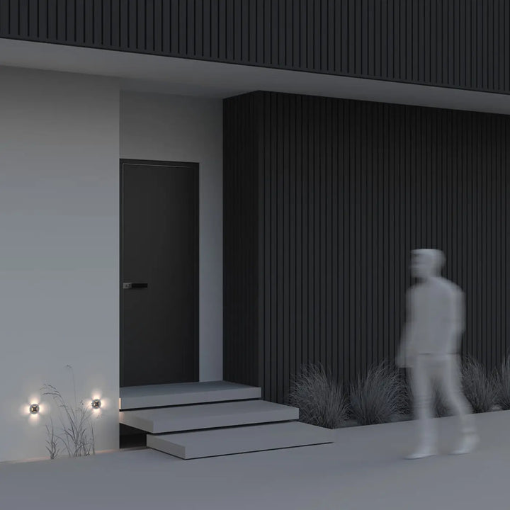 Applique encastrée biscotti en aluminium noir avec design minimaliste et poignée horizontale sur porte dentrée moderne gris foncé