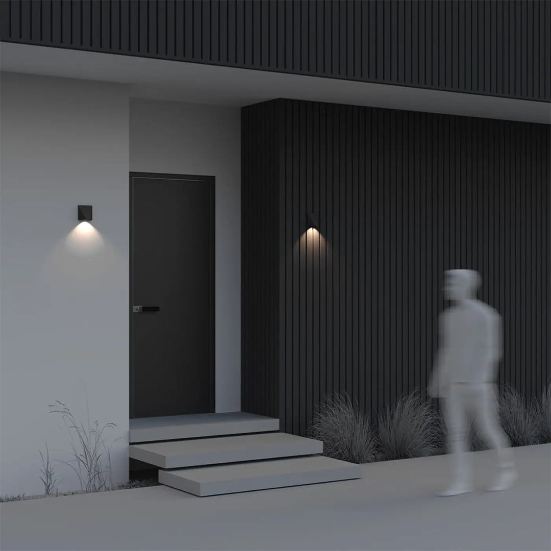 Applique extérieure beekman aluminium noir avec éclairage chaud et focalisé, idéale pour long d’un escalier moderne