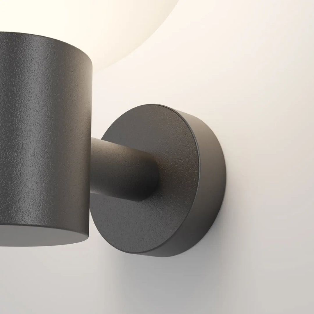 Applique extérieure bold cylindre noir mat avec base circulaire et finition texturée pour lumière douce boule opale
