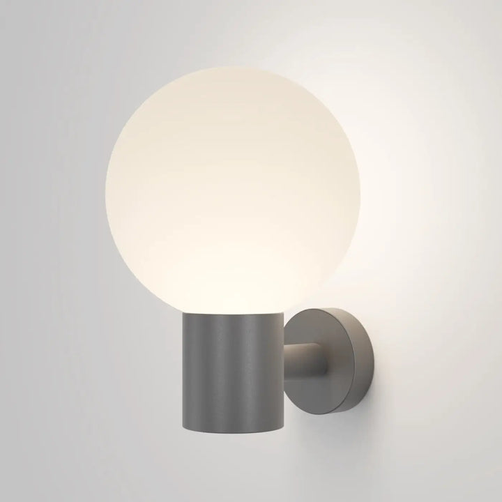 Applique extérieure moderne gris avec boule opale en verre dépoli diffusant une lumière douce