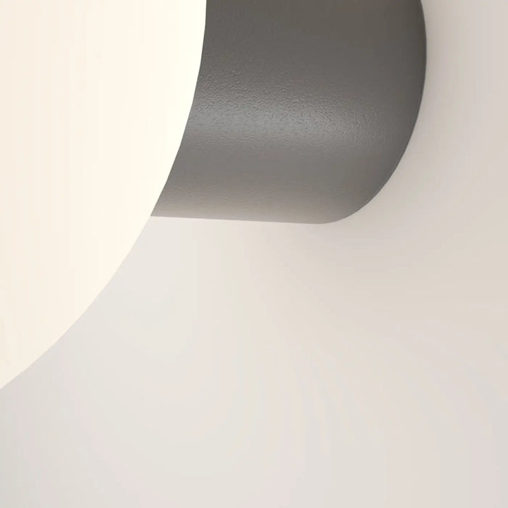 Applique extérieure bold avec base cylindrique matte gris et globe blanc opale pour usage extérieur élégant