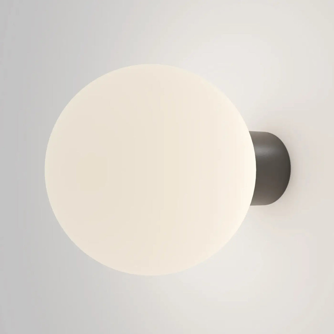 Applique extérieure bold avec globe blanc opale en verre sphérique mat monté sur base cylindrique noire mate