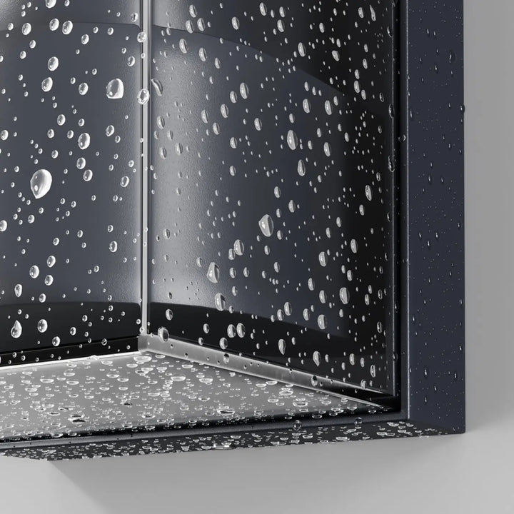 Applique extérieure style loft en aluminium graphite avec panneau en verre et gouttelettes d’eau sur la surface