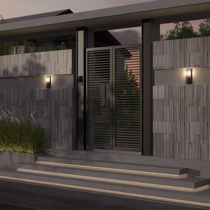 Applique extérieure noire en aluminium graphite style loft avec lames horizontales design minimaliste conf carrée