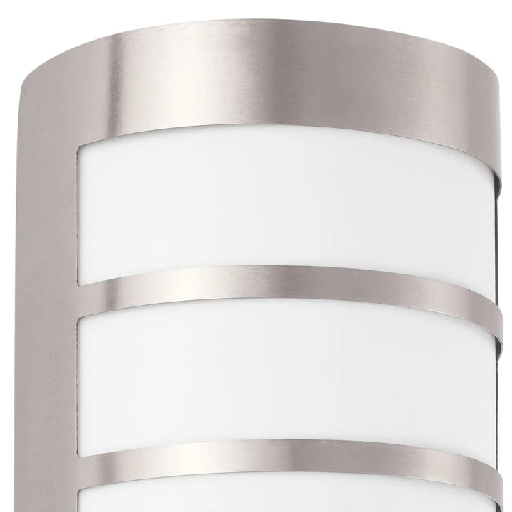 Détail des bandeaux en inox de l'applique Cela
