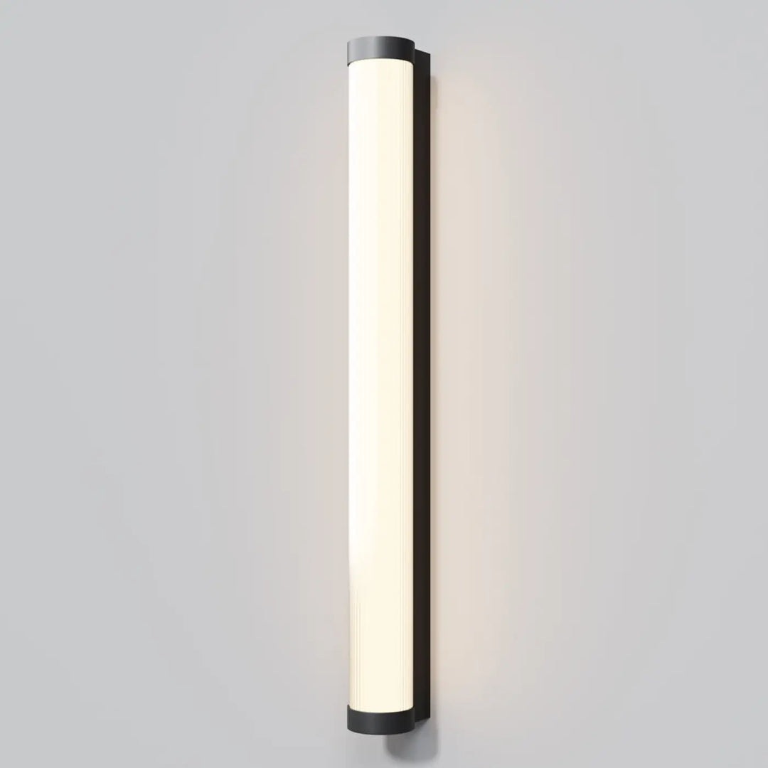Applique extérieure led en aluminium noir avec diffuseur cylindrique en verre dépoli émettant une lumière blanche douce