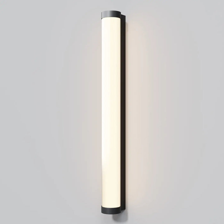 Applique extérieure led en aluminium noir avec diffuseur cylindrique en verre dépoli émettant une lumière blanche douce