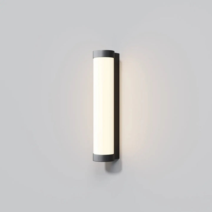 Applique extérieure led en aluminium noir avec diffuseur cylindrique en verre dépoli émettant une lumière chaude