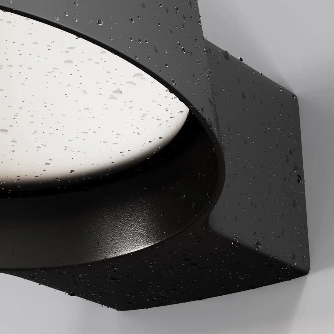 Applique extérieure led noire mate avec design moderne incurvé et grand faisceau diffuseur blanc pour usage extérieur
