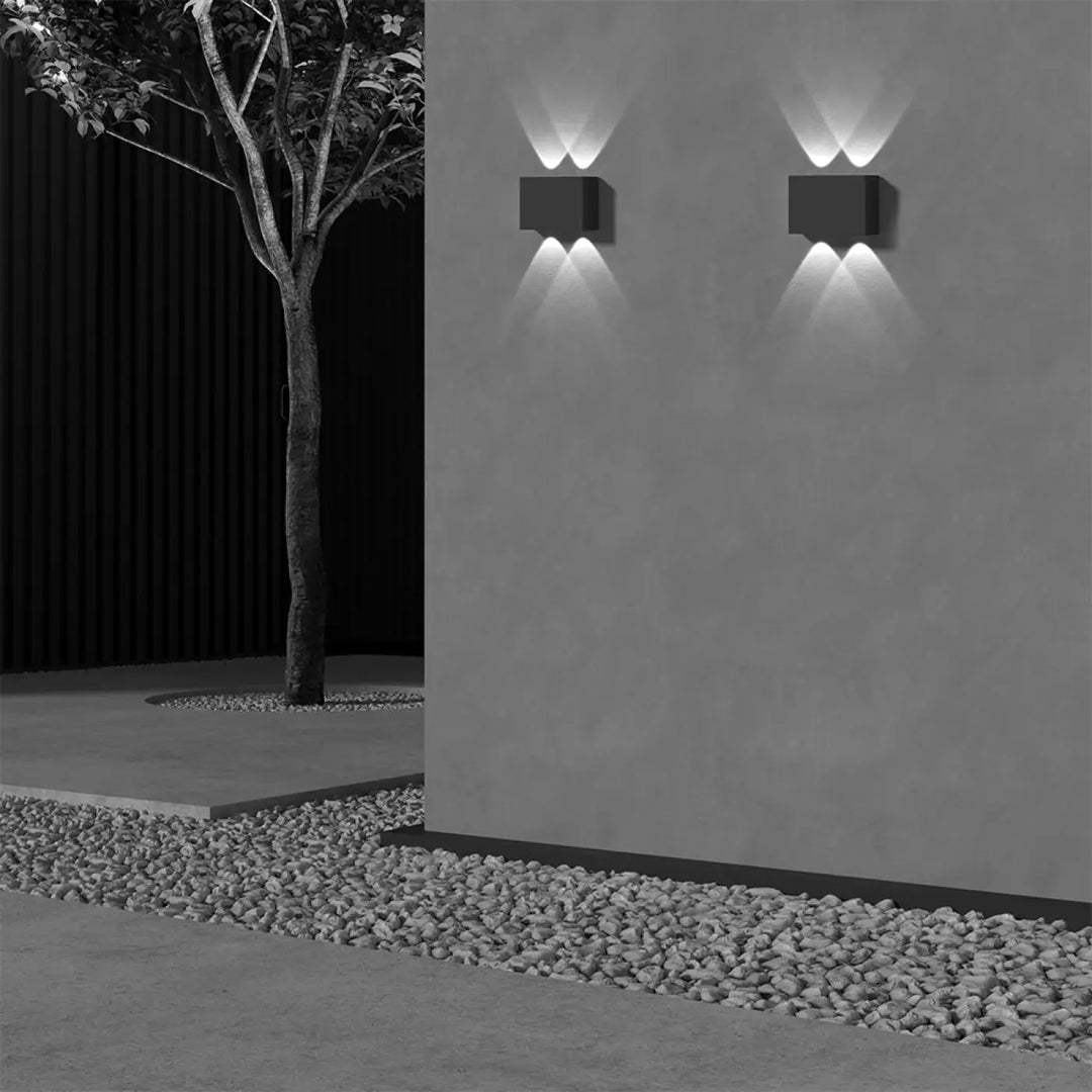 Applique extérieure led noire show avec double diffusion et deux lumières orientées vers le haut montées au mur