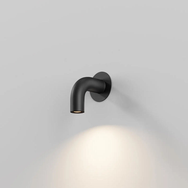 Applique extérieure led en aluminium noir avec finition mate et design courbé diffusant une lumière chaude