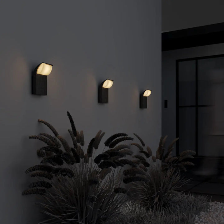 Trois appliques extérieures led en acier noir avec lumière chaude diffusée montées au mur moderne