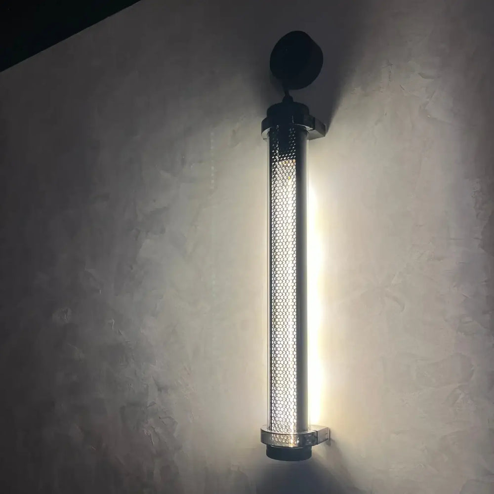 Applique lukas luminaire extérieur murale moderne avec design cylindrique noir en maille et accents chrome poli