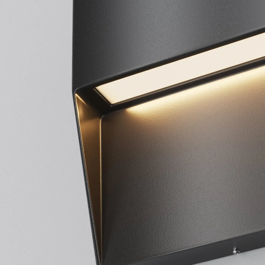 Applique extérieure balise carrée noire mat avec design angulaire et lumière douce led intégrée pour extérieur