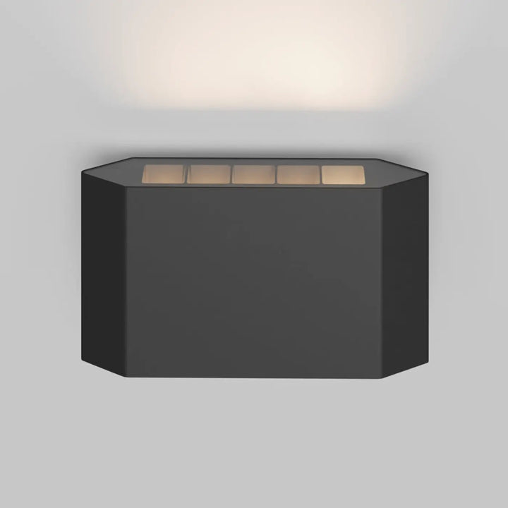 Applique extérieure en acier noir avec cinq panneaux lumineux rectangulaires à lumière rasante hexagonale noire
