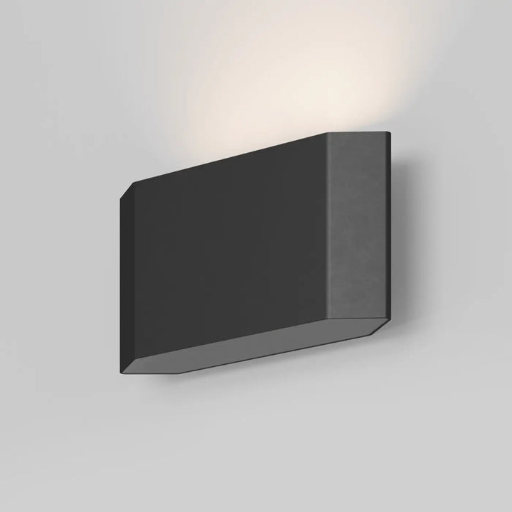 Applique extérieure noire en acier avec design angulaire et finition mate pour lumière rasante modèle pull