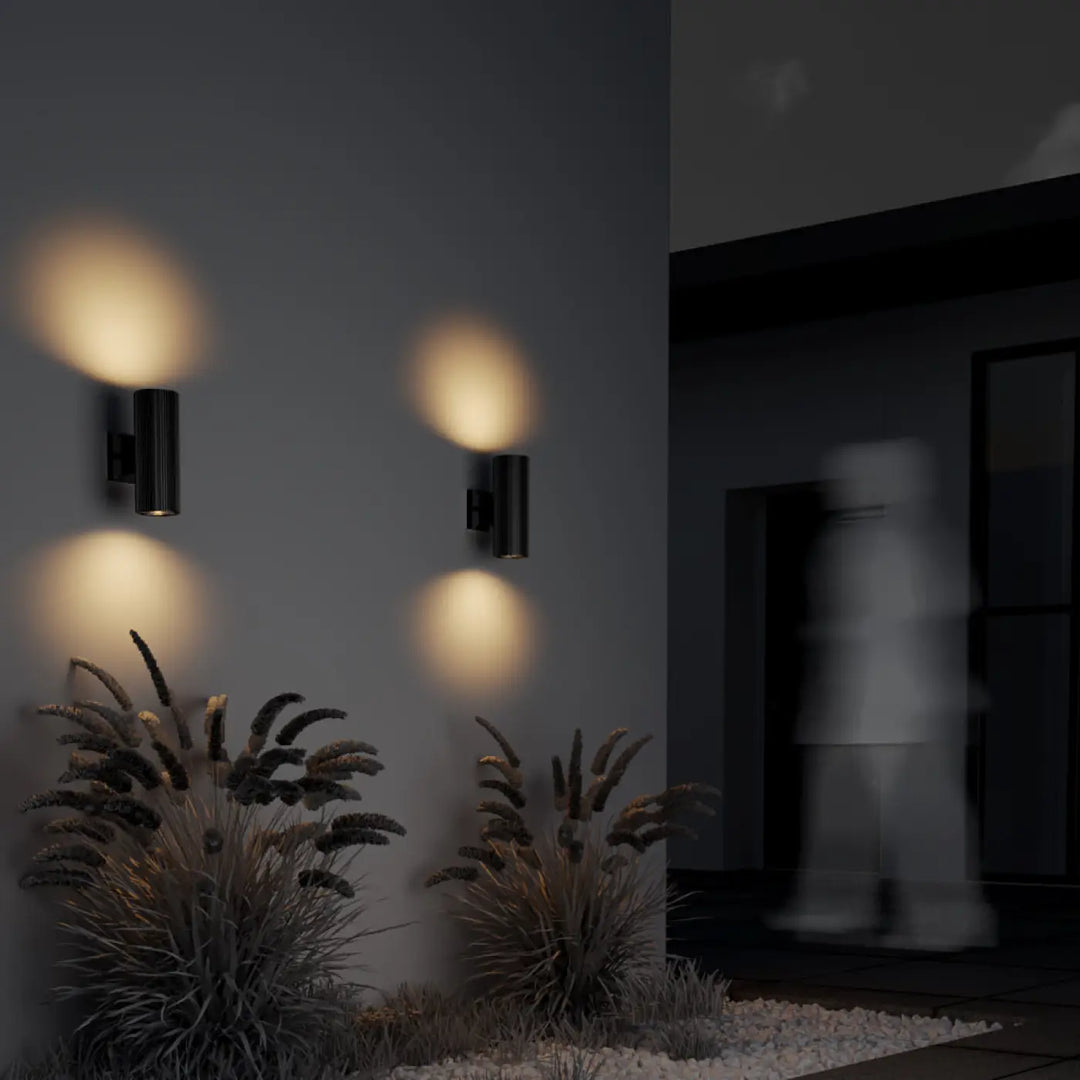 Applique extérieure rando cylindre étanche noir avec éclairage chaud et directionnel pour mur extérieur