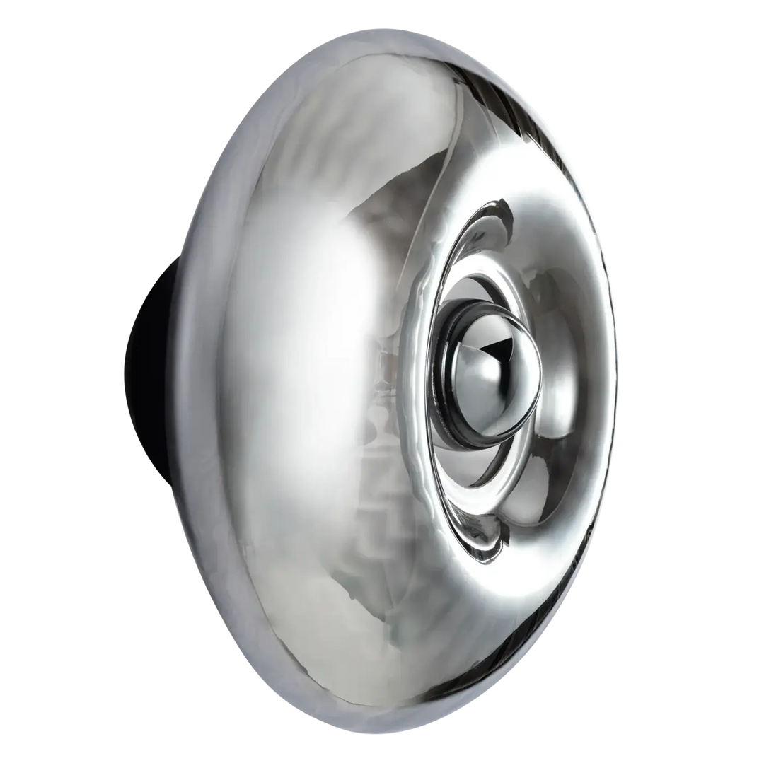 Applique murale grace en chrome brillant avec bouton central et nervures circulaires concentriques idéale pour l’intérieur