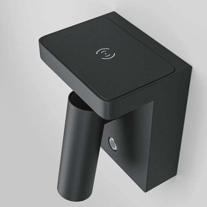 Applique murale aron avec spot led orientable en finition noire mate et station de charge sans fil intégrée