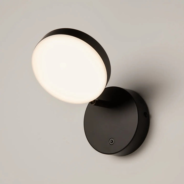 Applique murale fad en métal noir avec tête ronde orientable et finition mate pour lecture optimale