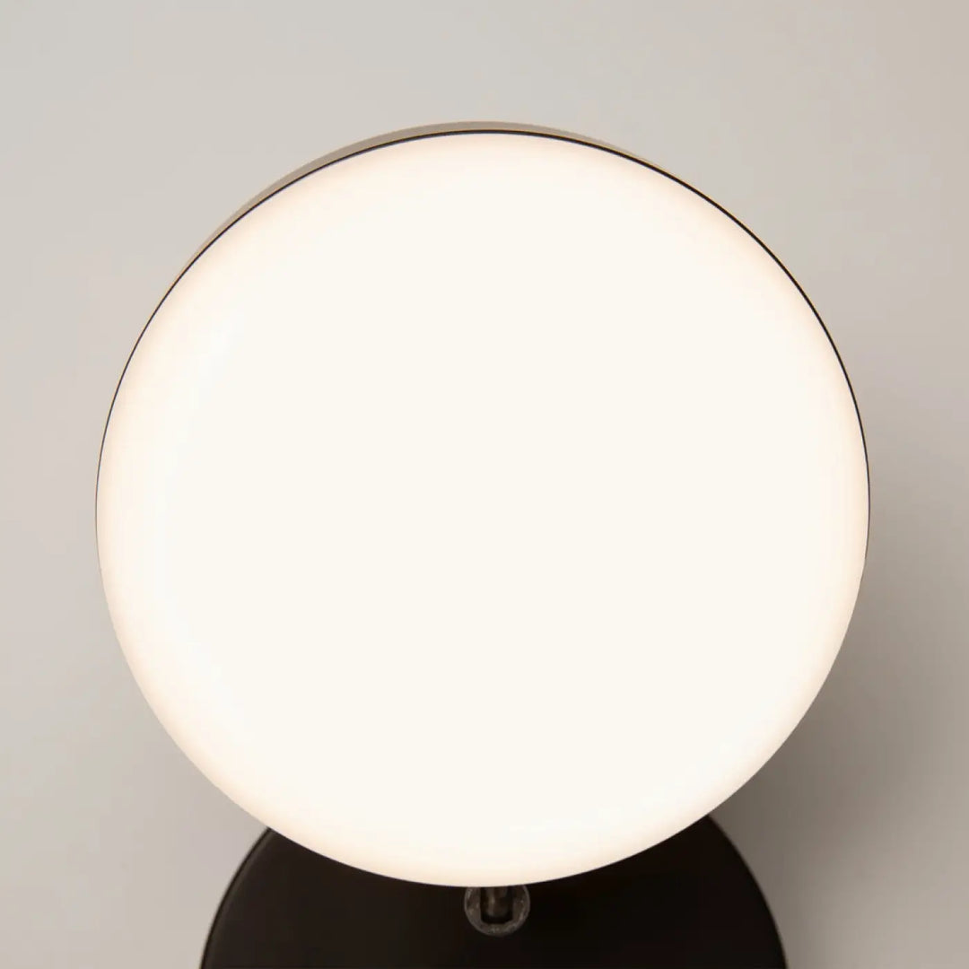Applique murale fad avec tête ronde orientable en métal noir et abat-jour sphérique en verre blanc mat