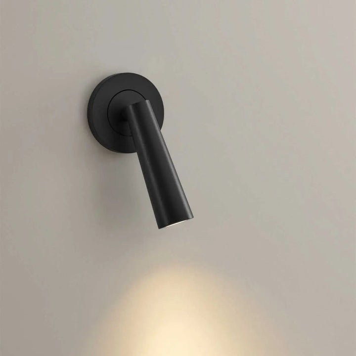 Détail de la tête lumineuse de l'applique Gamma Mini noire #couleur_noir