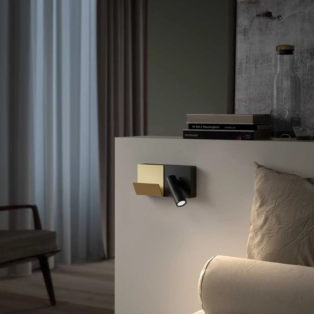 Luminaire LEDS C4 en aluminium noir dans un intérieur