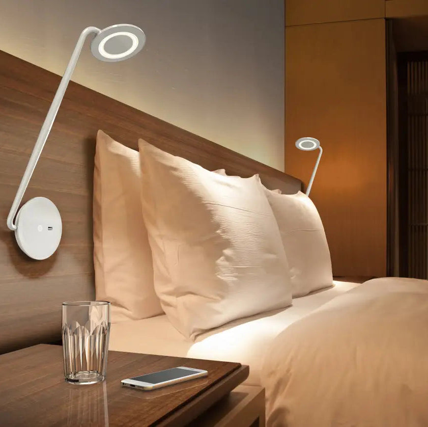 Applique Pixo blanche dans une chambre d'hôtel