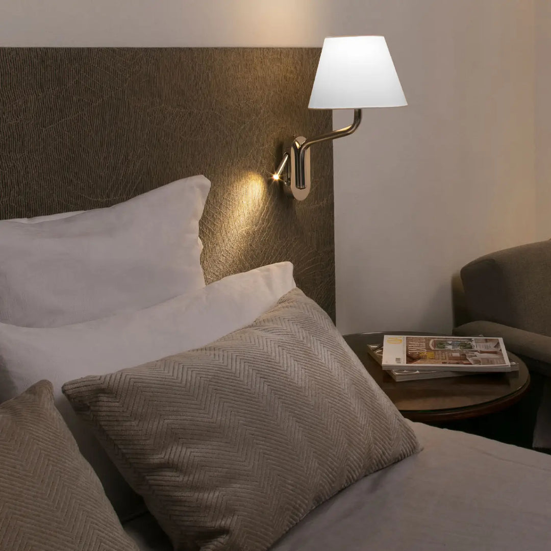 Applique Eterna avec liseuse abat-jour blanc dans un intérieur