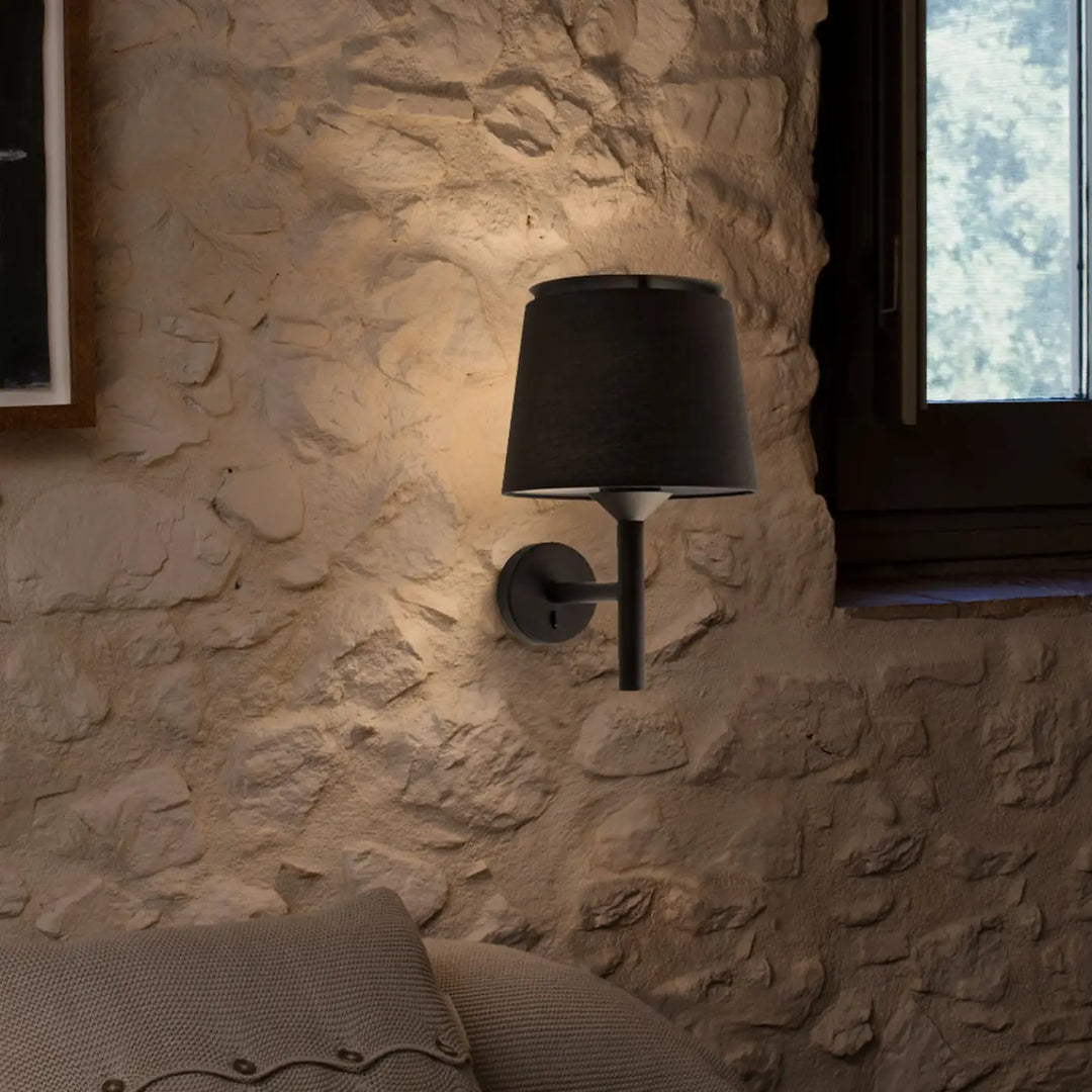 Applique Savoy noire dans un intérieur