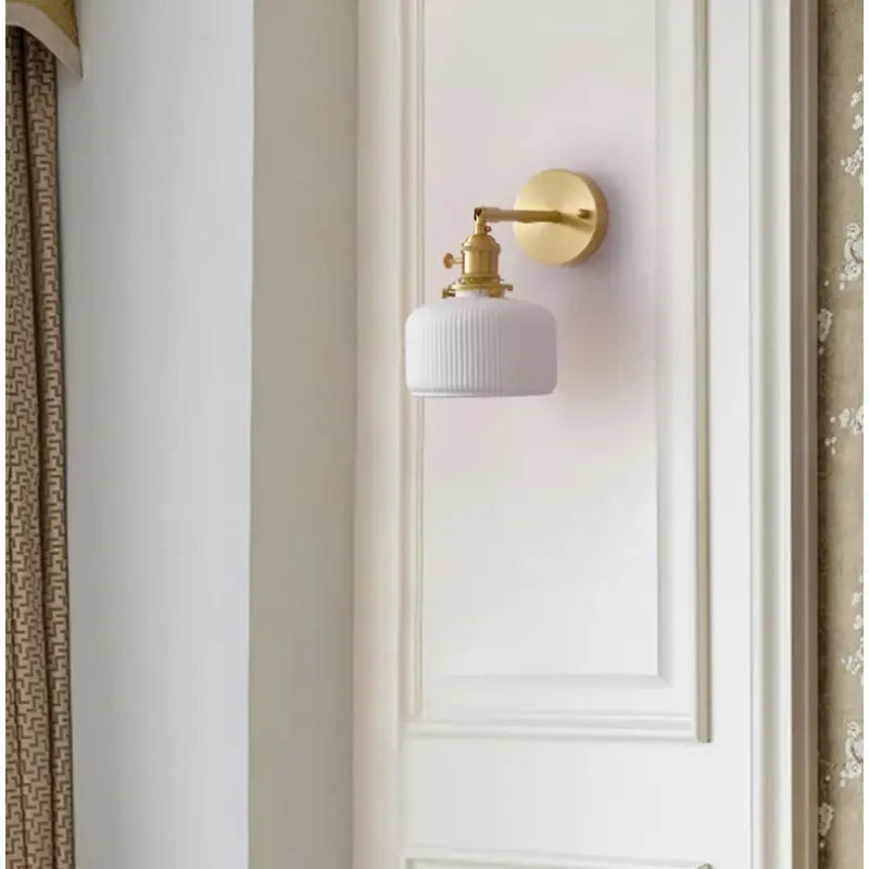 Applique murale à ampoule E27 et à l'effet céramique blanche

