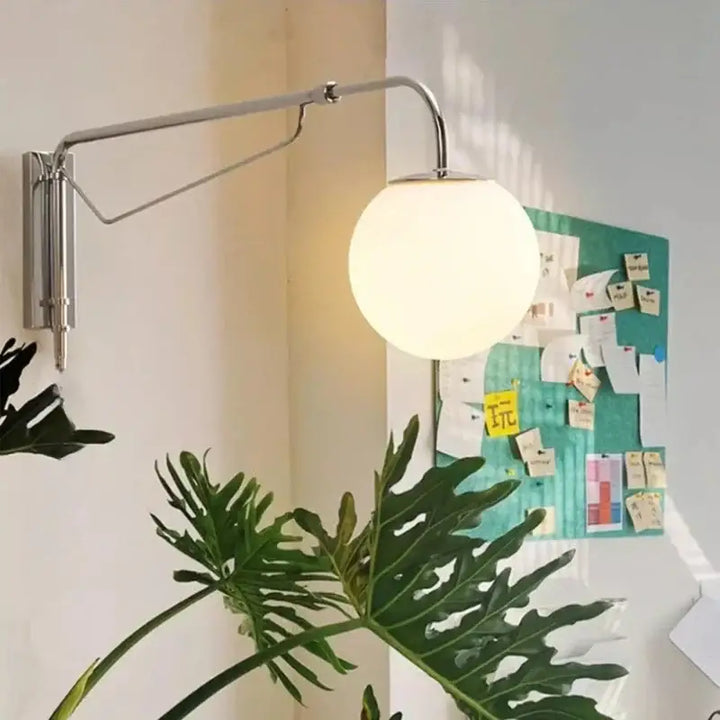 Applique murale argentée minimaliste avec une boule blanche épurée