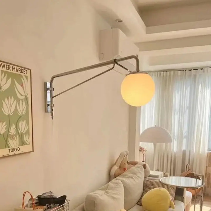 Applique murale argentée minimaliste avec une boule blanche épurée