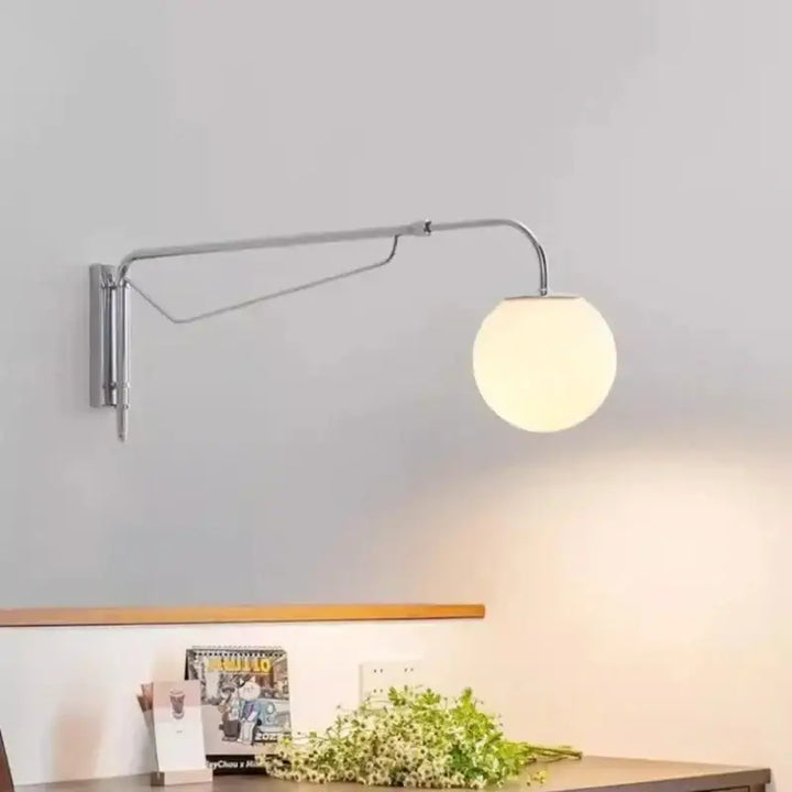 Applique murale argentée minimaliste avec une boule blanche épurée