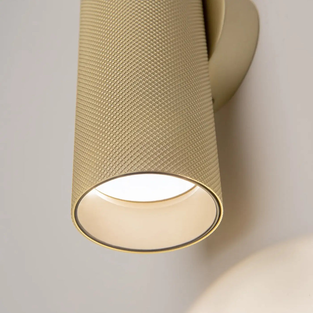 Applique murale artisan en métal doré texturé avec finition tissée pour un éclairage d’accent moderne