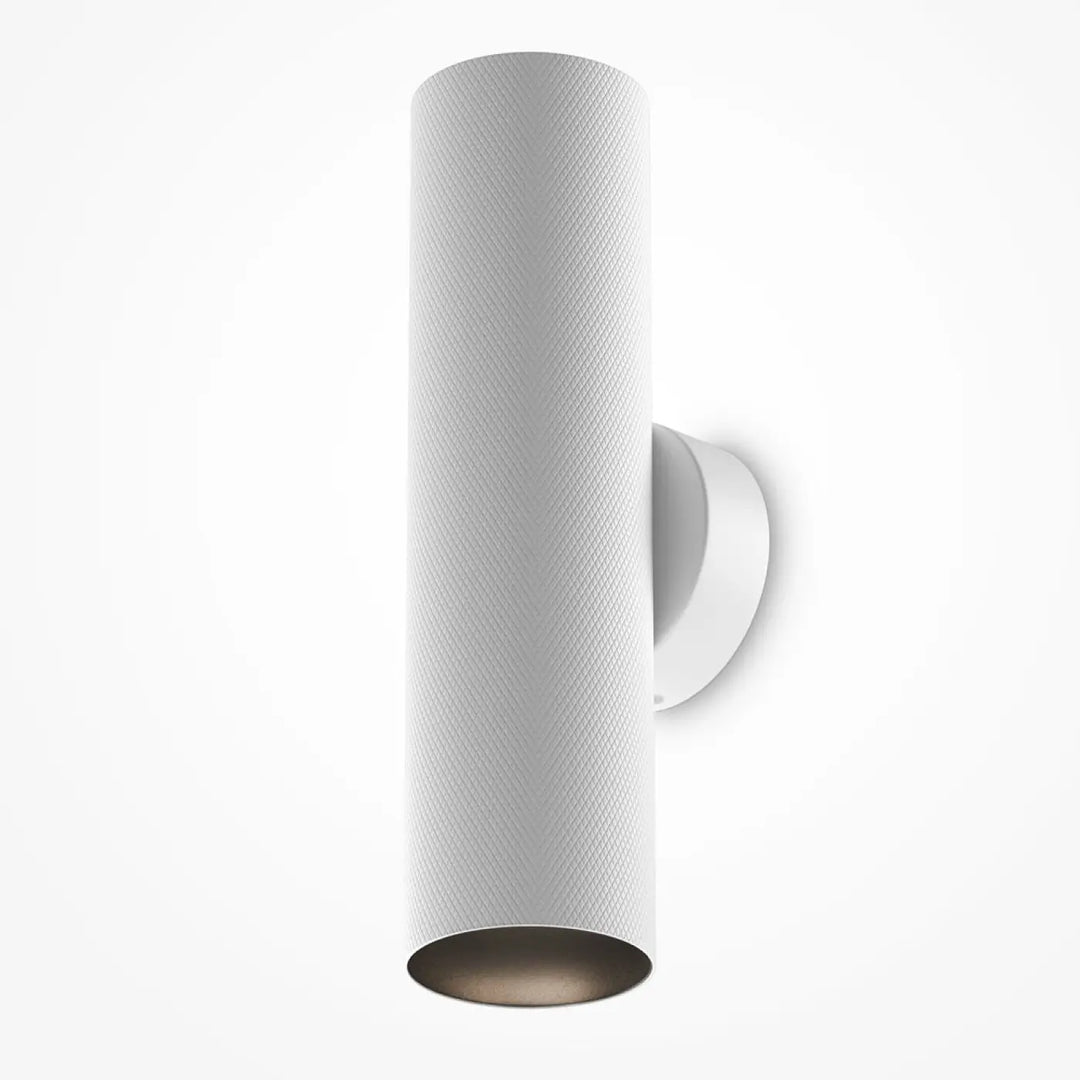 Applique murale artisan blanche cylindrique avec surface texturée et intérieur métallique pour éclairage d’accent