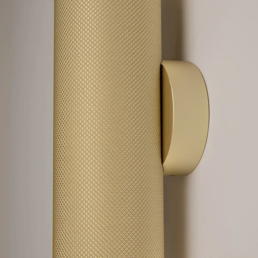 Applique murale artisan dorée cylindrique avec surface texturée en diamant et plaque de fixation lisse pour éclairage d’accent